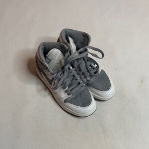 Nike Air Jordan 1 Mid SE “Grey Sail”